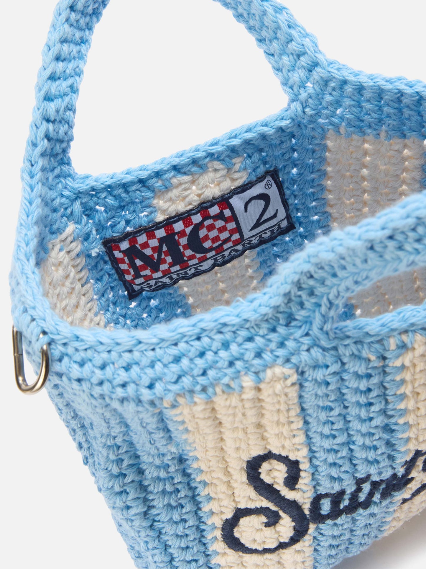 Mini sac en crochet avec motif à rayures bleu clair et logo brodé
