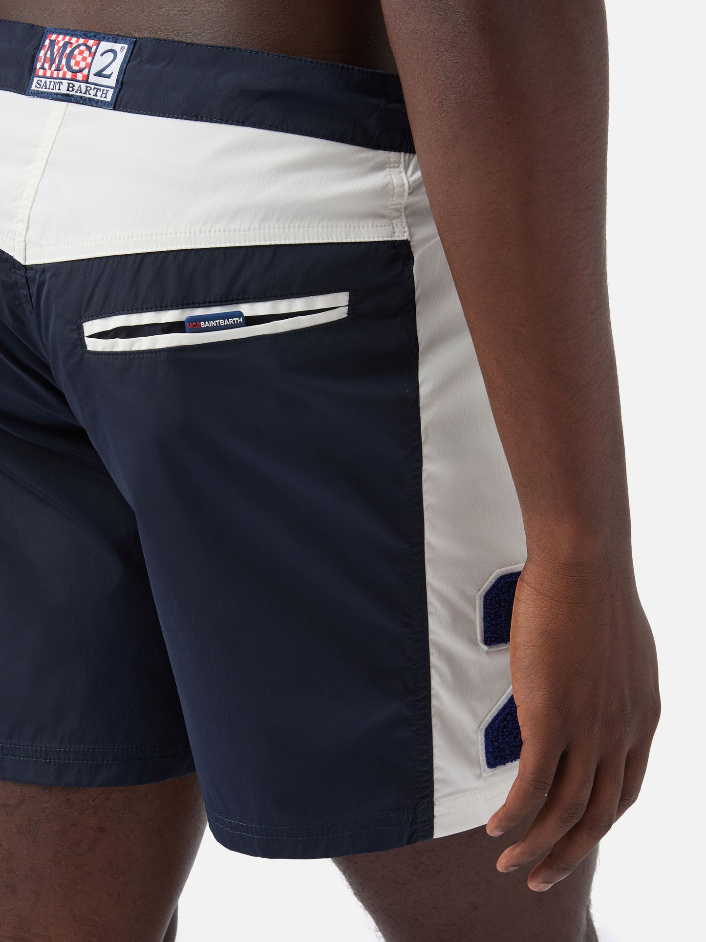 Bañador tipo short Cup con bandas y parche
