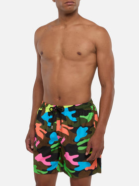 Costume da bagno da uomo in tessuto leggero con stampa camouflage fluo
