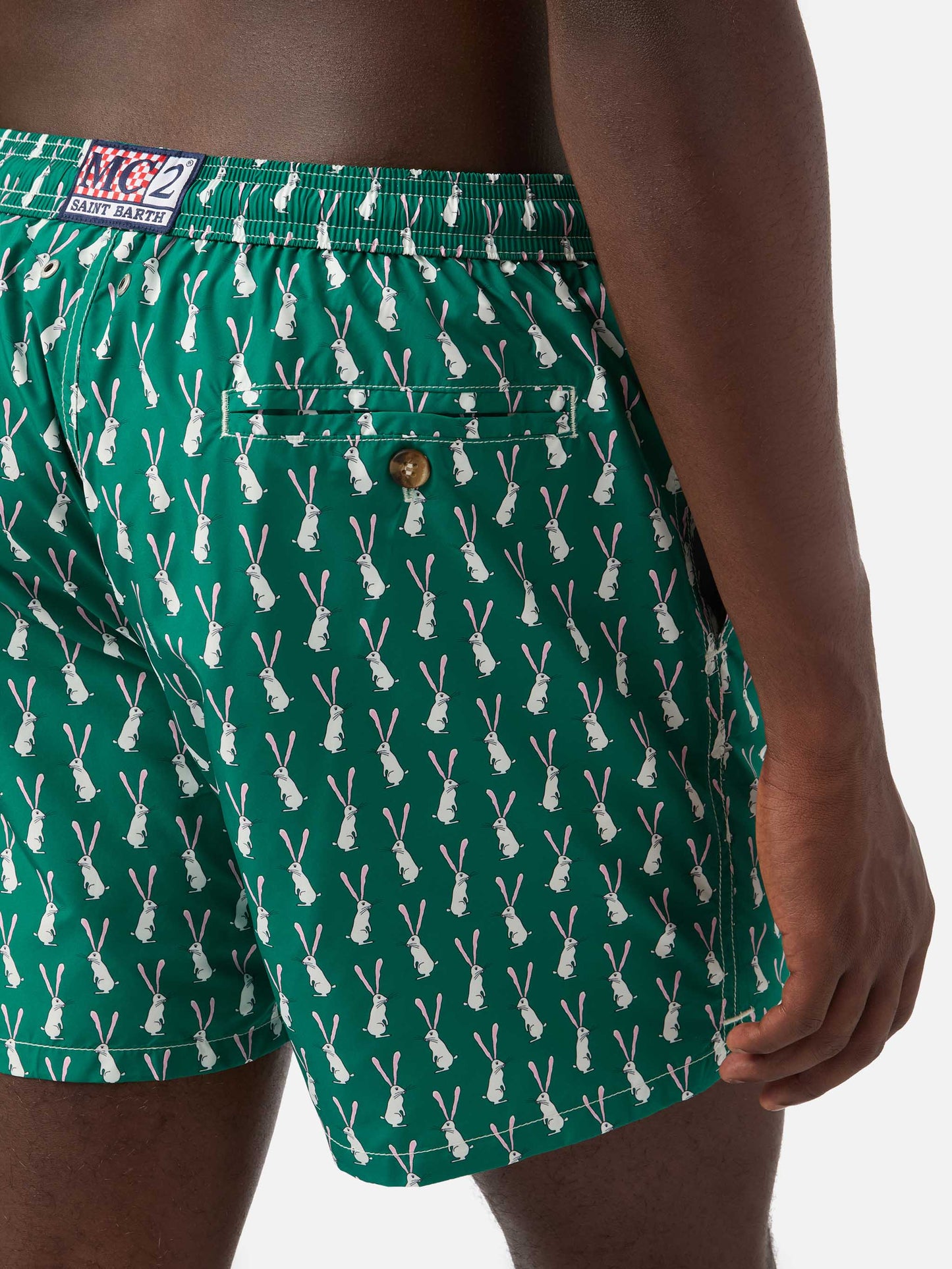 Bañador short Lighting en tejido técnico con estampado de conejos en verde y multicolor