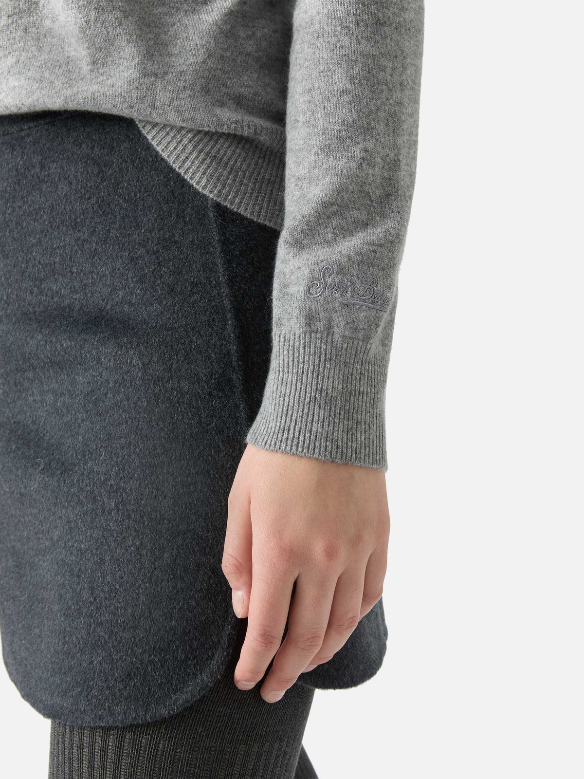Jersey de cuello alto Moody en cashmere gris mélange con bordado St. Barth