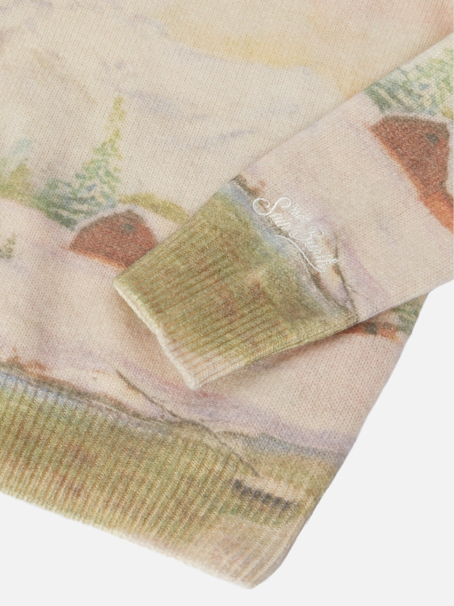 Weißer Rundhalspullover im Prinzessinnenstil mit Bergmotiv und Traumland-Stickerei