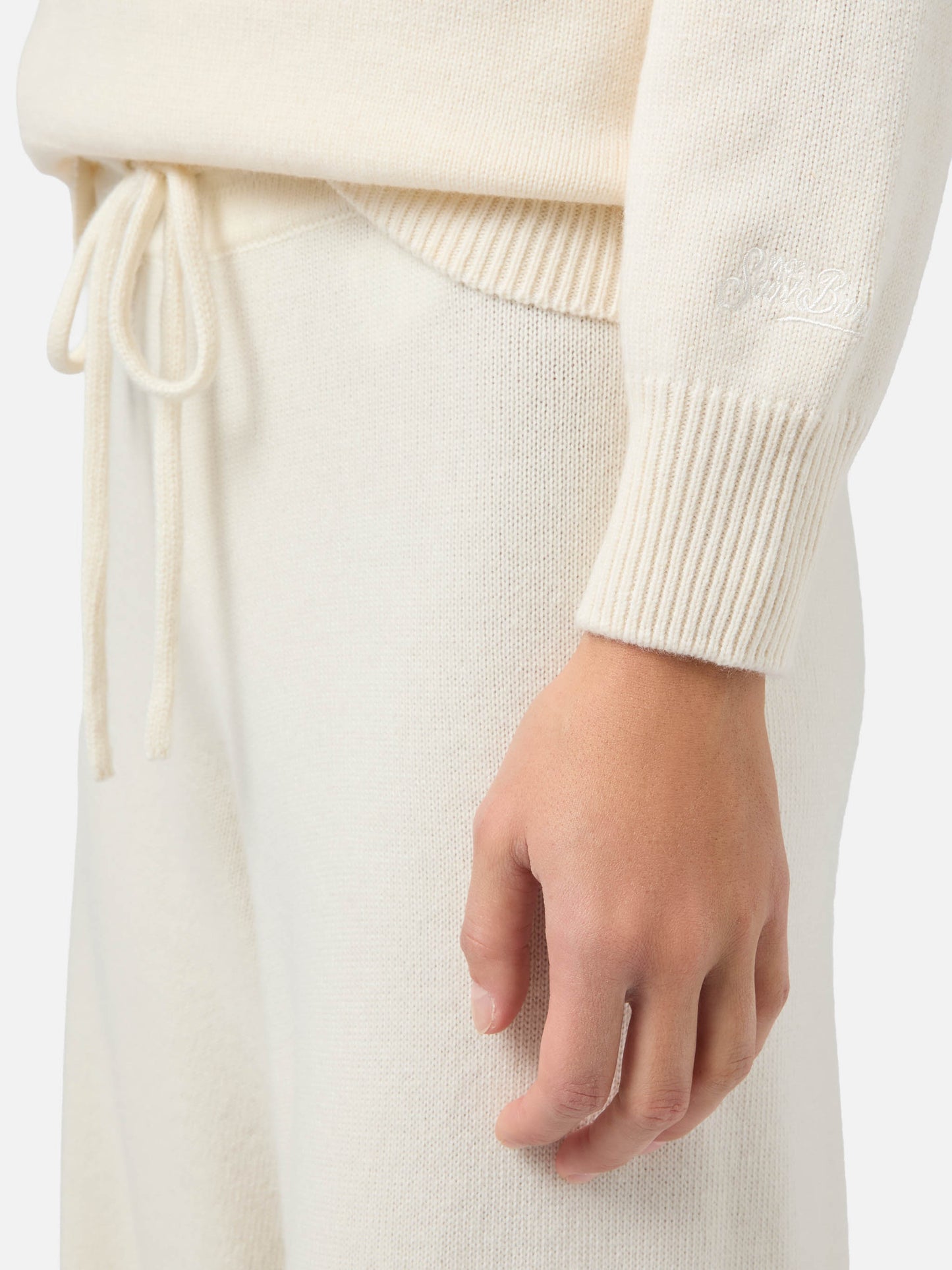 Maglione New Queen in misto cashmere bianco con ricamo Sono molto tonica