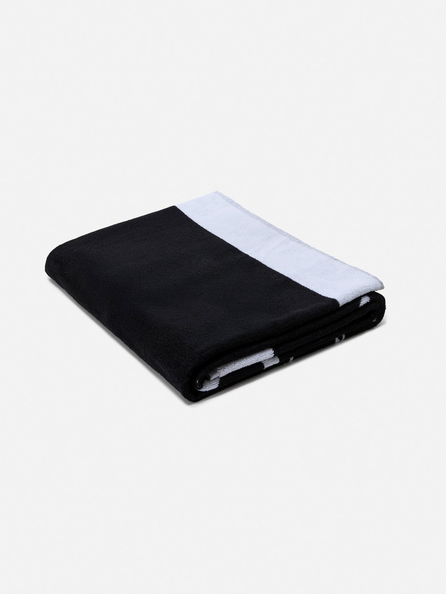 Schwarzes Frottee-Strandtuch mit weißem Rahmen