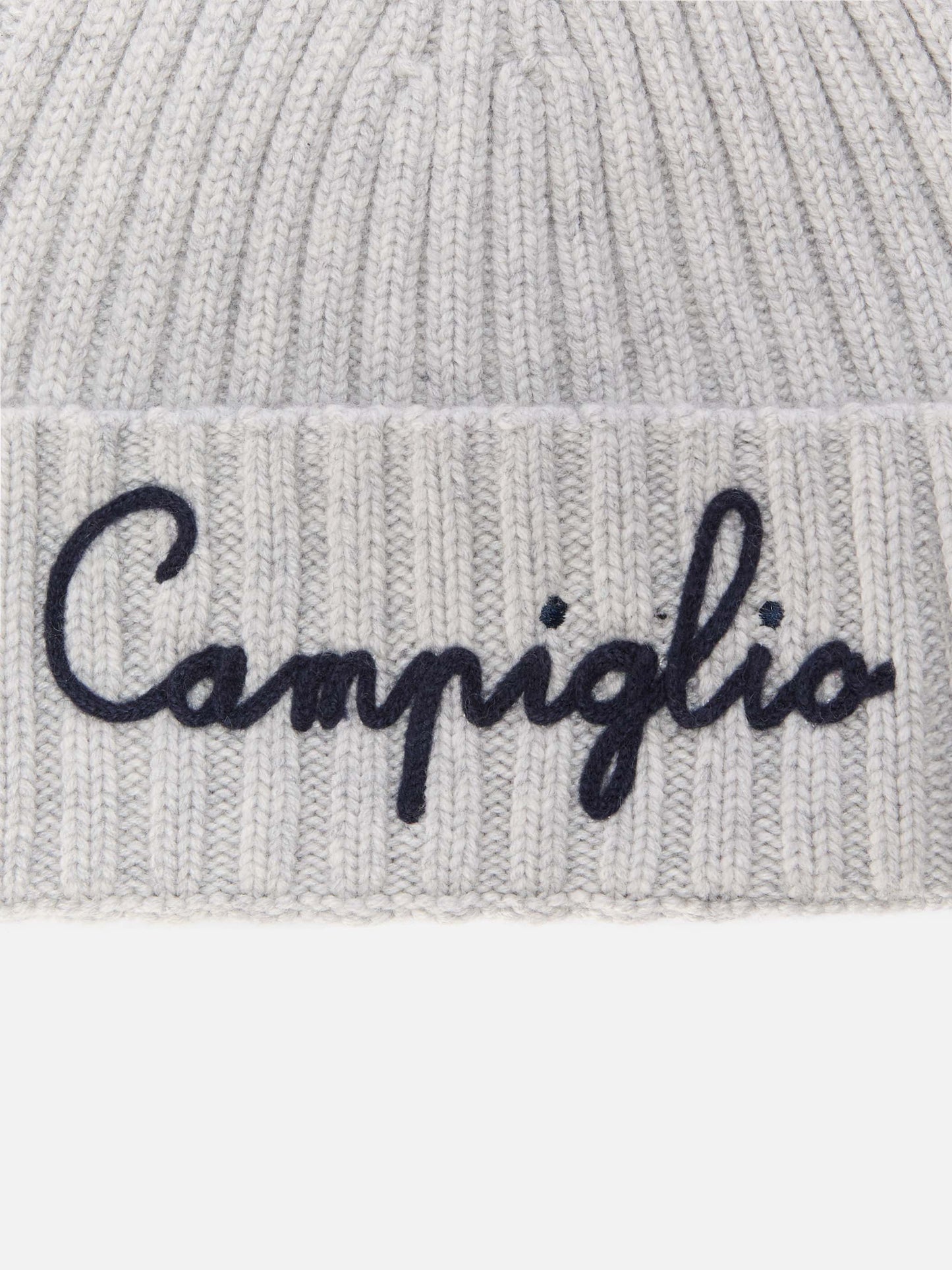 Berretto Wengen in misto cashmere grigio con ricamo Campiglio