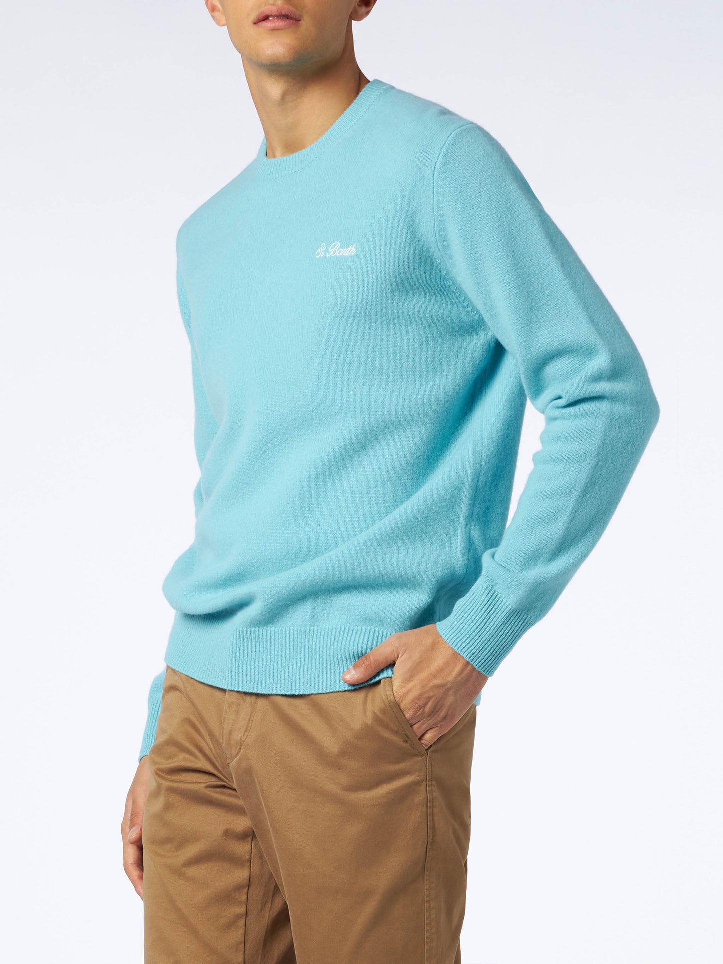 Wassergrüner Herrenpullover mit Rundhalsausschnitt und St. Barth-Stickerei