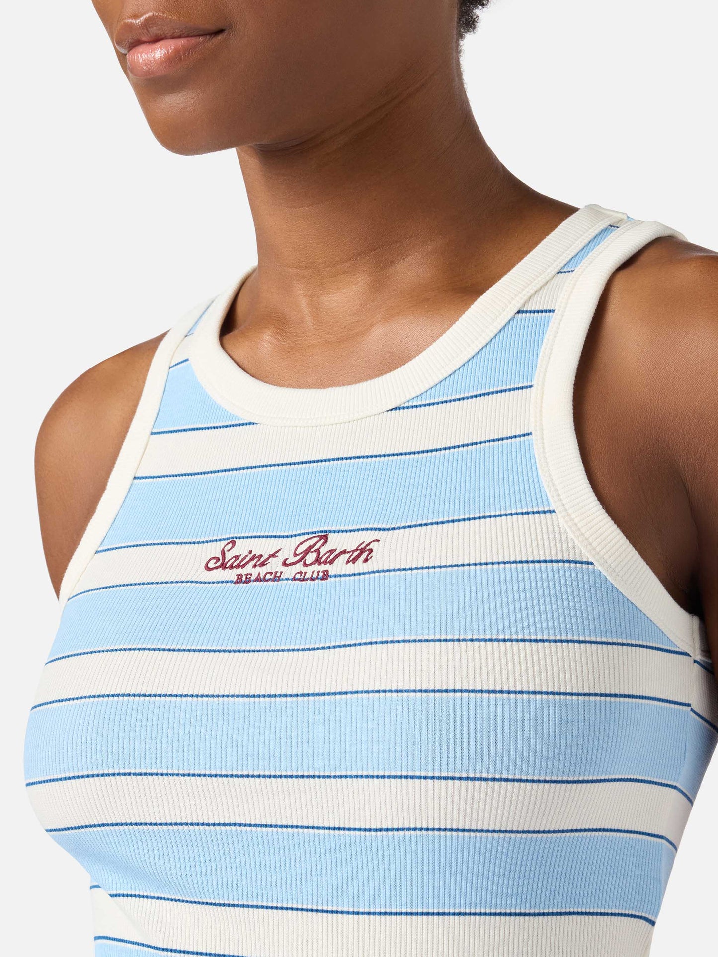 Camiseta de tirantes Ada a rayas azul claro con bordado beach club 