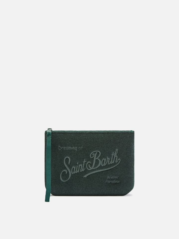 pochette en feutre vert Aline avec broderie logo 