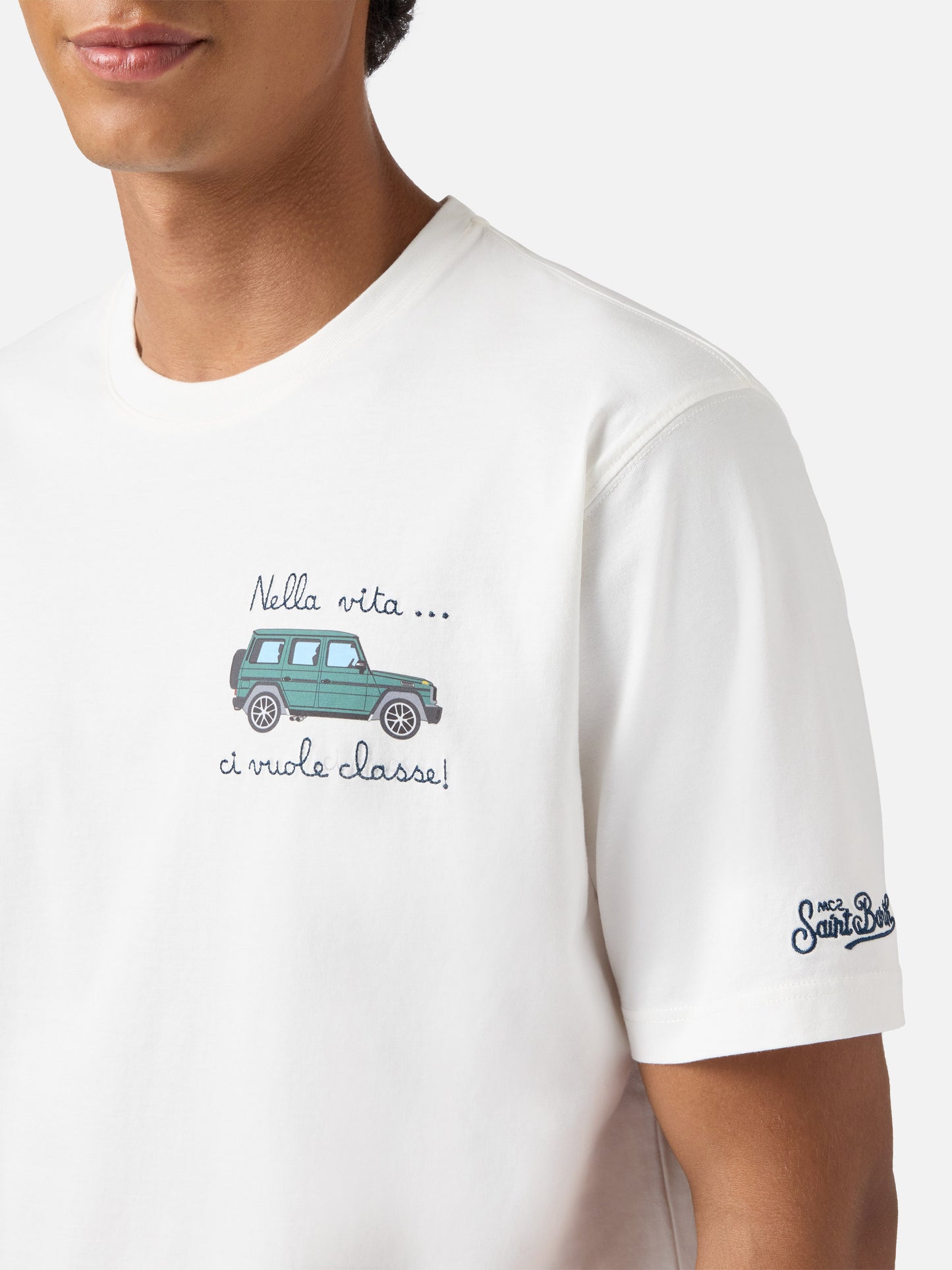 T-shirt Arnott in cotone bianco con ricamo macchina Nella vita ci vuole classe