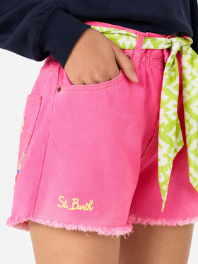 Shorts Arizona de denim rosa con bordados y apliques 