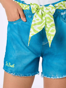 Türkise Arizona-Jeansshorts mit Stickereien und Applikationen 