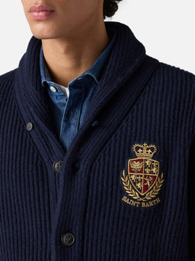 Blauer, gerippter Herren-Cardigan mit Schalkragen, Taschen und Aufnäher