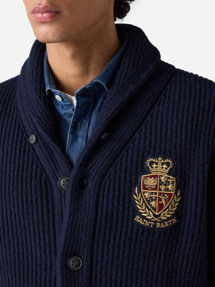 Cardigan da uomo blu a coste con collo sciallato, tasche e toppa