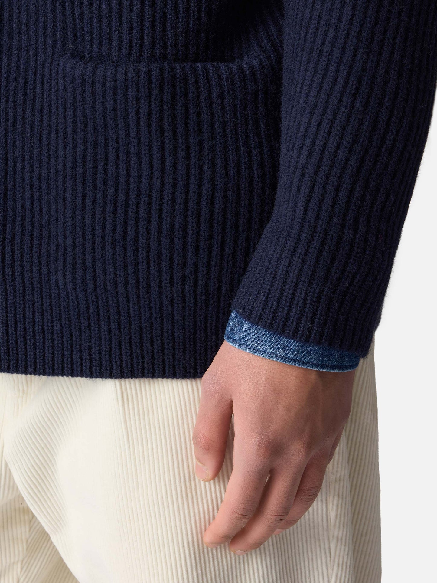 Blauer, gerippter Herren-Cardigan mit Schalkragen, Taschen und Aufnäher