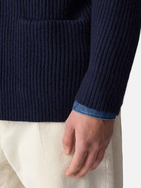 Blauer, gerippter Herren-Cardigan mit Schalkragen, Taschen und Aufnäher