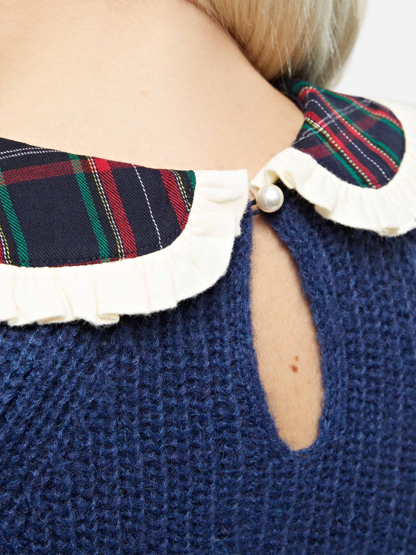 Damenpullover Calia in Marineblau aus Rippstrick mit Tartan-Kragen und Schleife 