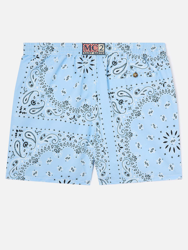 Caprese-Badeshorts mit hellblauem Bandana-Print 
