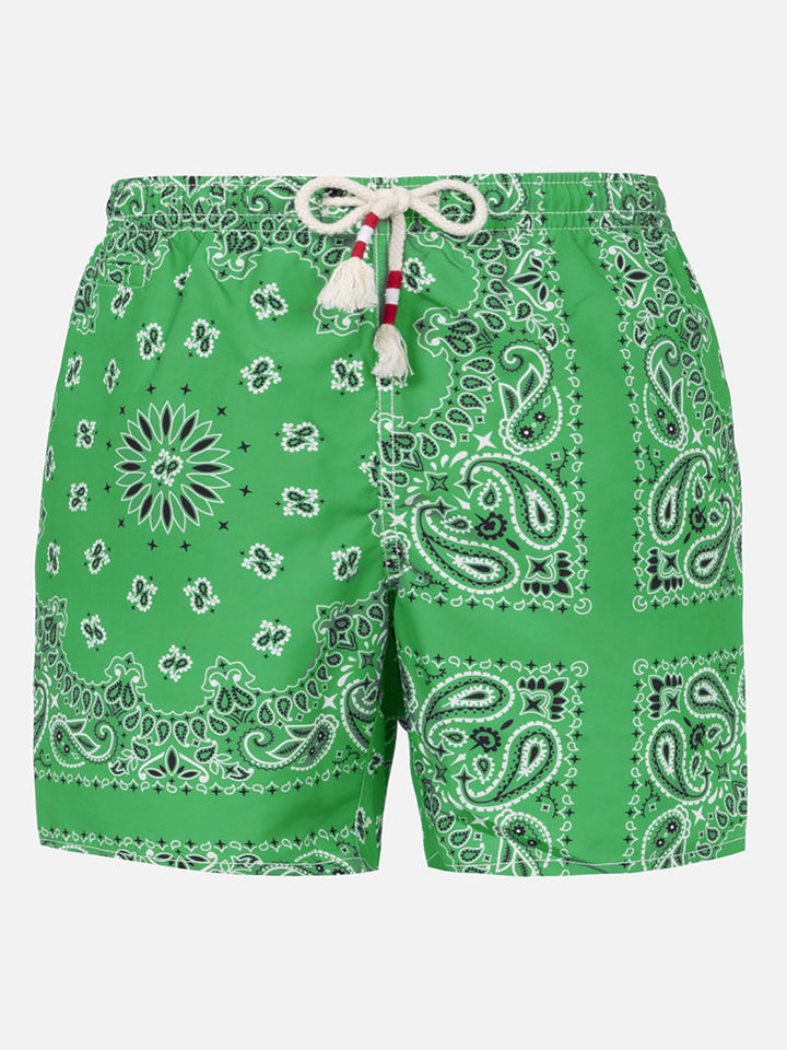 Herren-Badeshorts mit grünem Bandana-Aufdruck