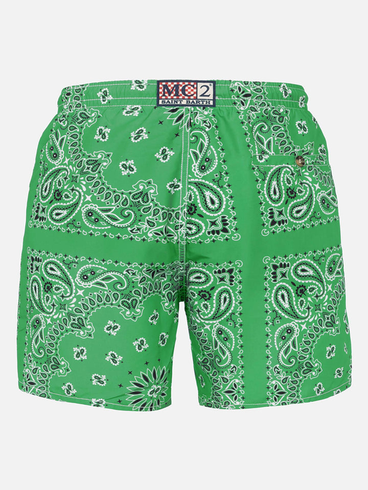 Herren-Badeshorts mit grünem Bandana-Aufdruck