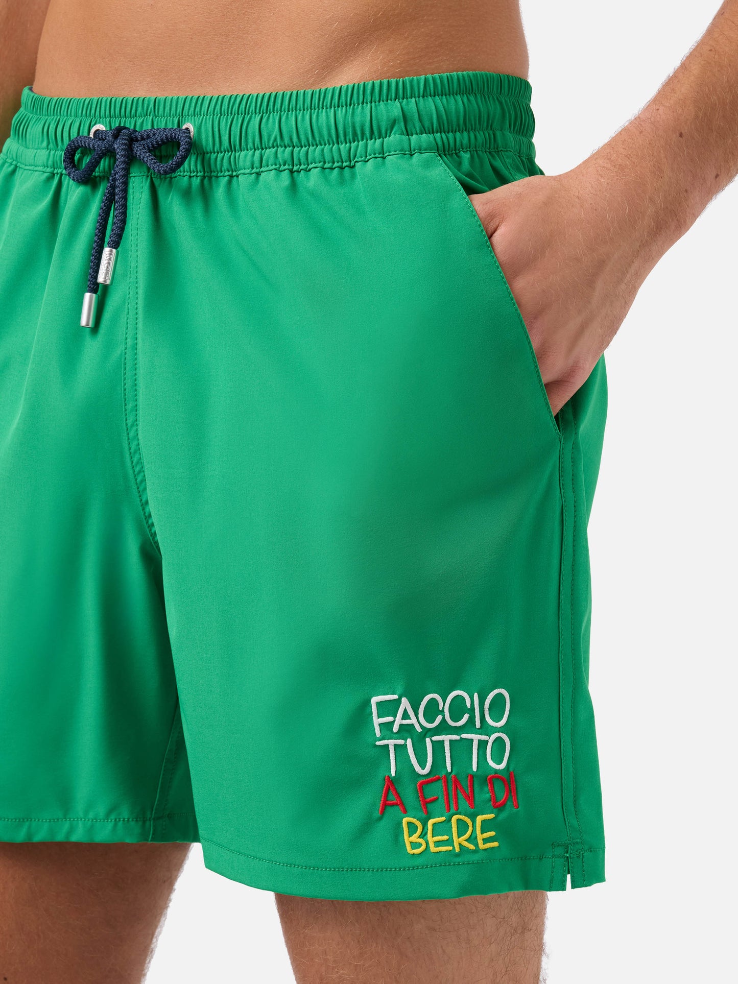 Comfort swim shorts in green with Faccio tutto a fin di bere embroidery