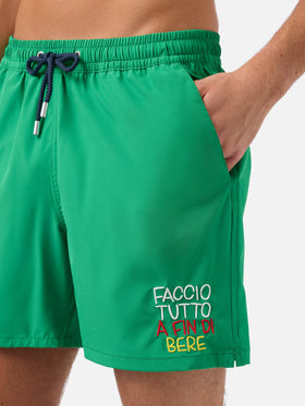 Comfort swim shorts in green with Faccio tutto a fin di bere embroidery