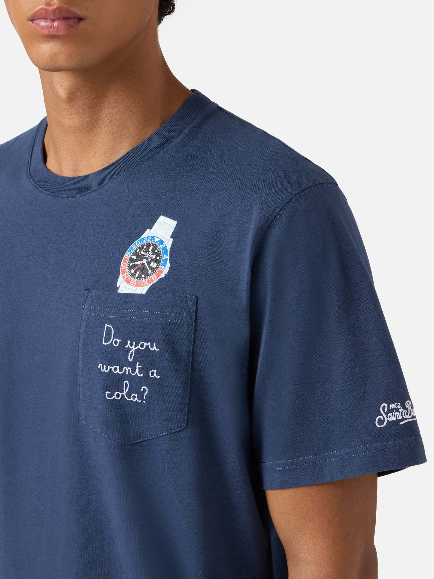 T-shirt Connor in cotone blu con ricamo sul taschino Do you want a cola?