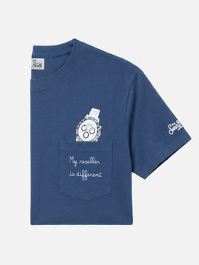 Blaues Connor T-Shirt aus Baumwolle mit „My reseller is different“-Stickerei auf der Tasche 