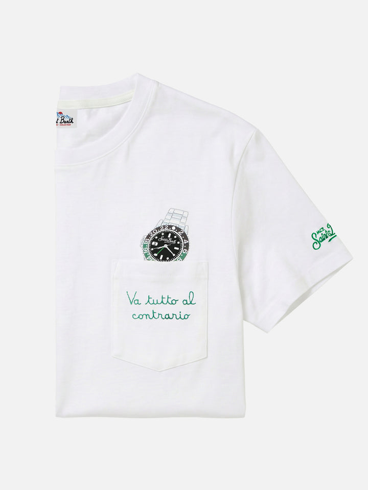 T-shirt Connor in cotone bianco con ricamo sul taschino Va tutto al contrario