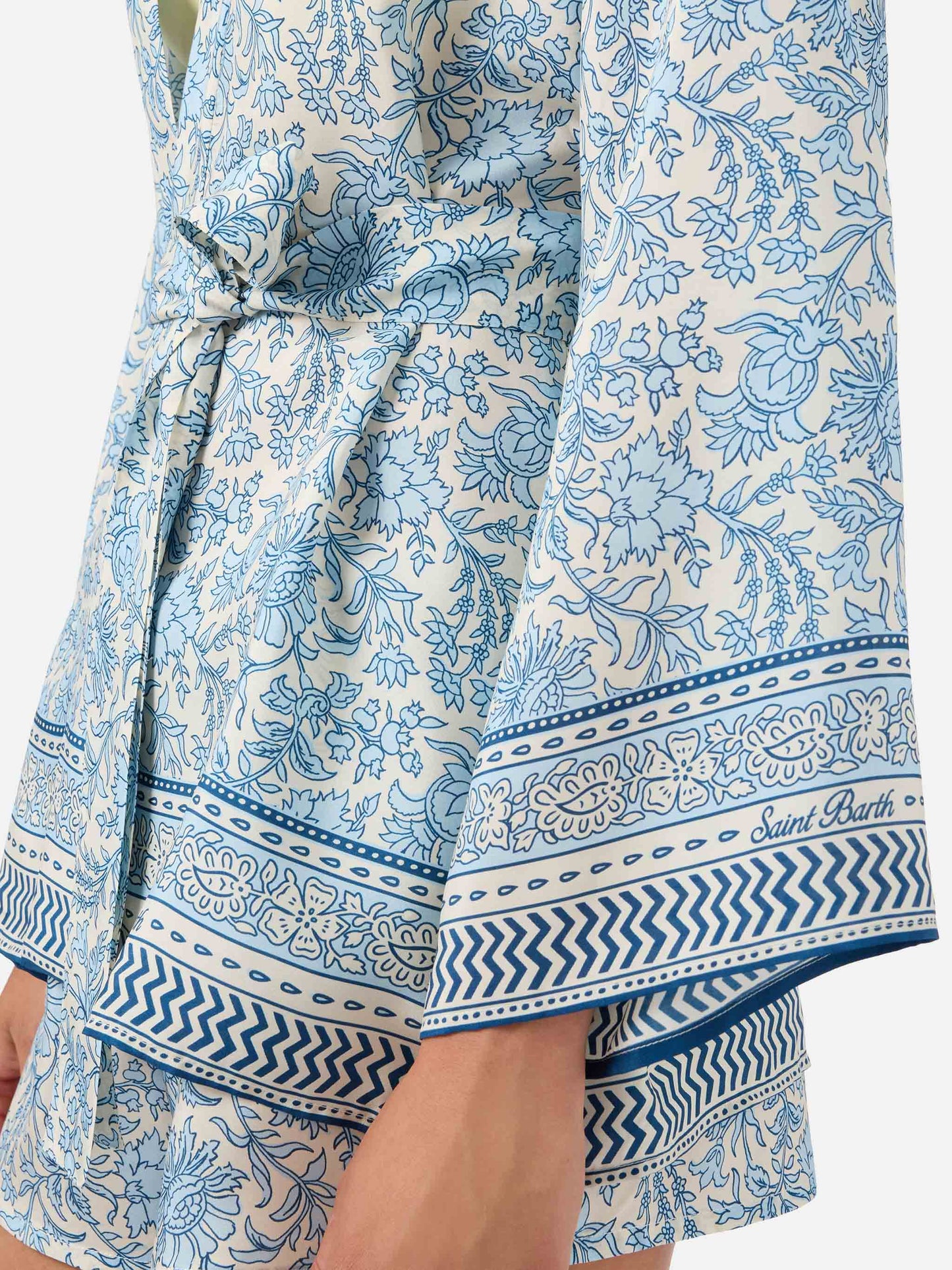Kimono corto Carly de seda con estampado batik floral 