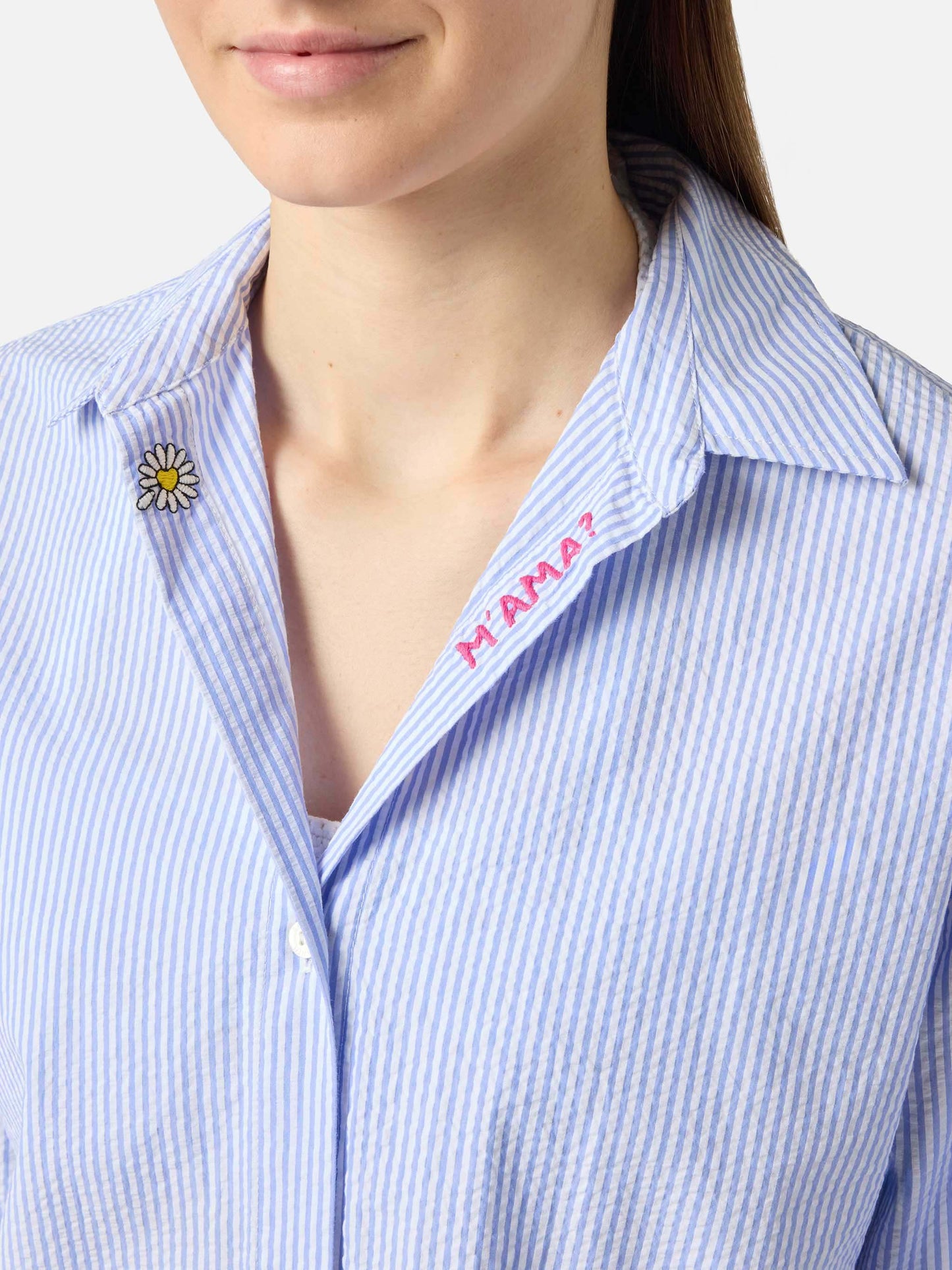 Chemise Cristal en seersucker rayé bleu clair avec broderie 