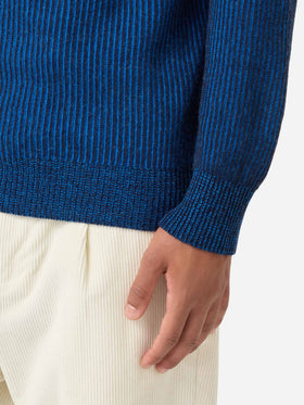 Davos gerippter blauer Pullover mit halbem Rollkragen 