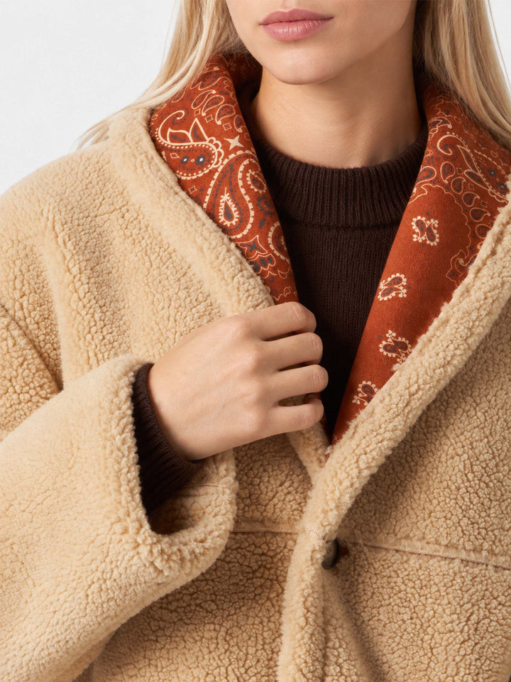 Chaqueta reversible de shearling Dorys con estampado bandana 