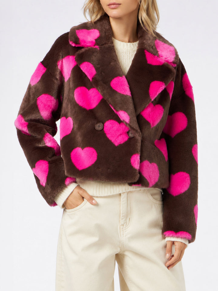 Chaqueta corta Emelyn de pelo sintético con estampado de corazones 