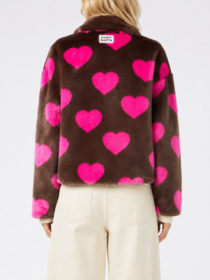 Chaqueta corta Emelyn de pelo sintético con estampado de corazones 