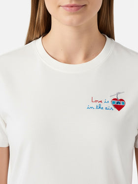 T-shirt Emilie in cotone bianco con ricamo Love is in the air