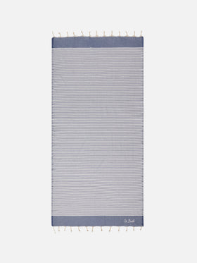 Toalla de playa fouta con pequeñas rayas azul marino y blancas 
