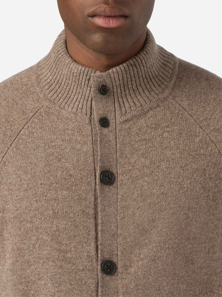 Cárdigan Galway de lana de cordero beige con cuello alto 