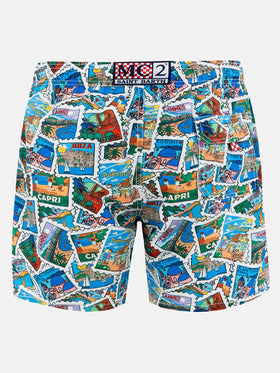 Mittellange Gustavia-Badeshorts für Herren mit Postkarten-Mix-Print | ALESSANDRO ENRIQUEZ SONDERAUSGABE