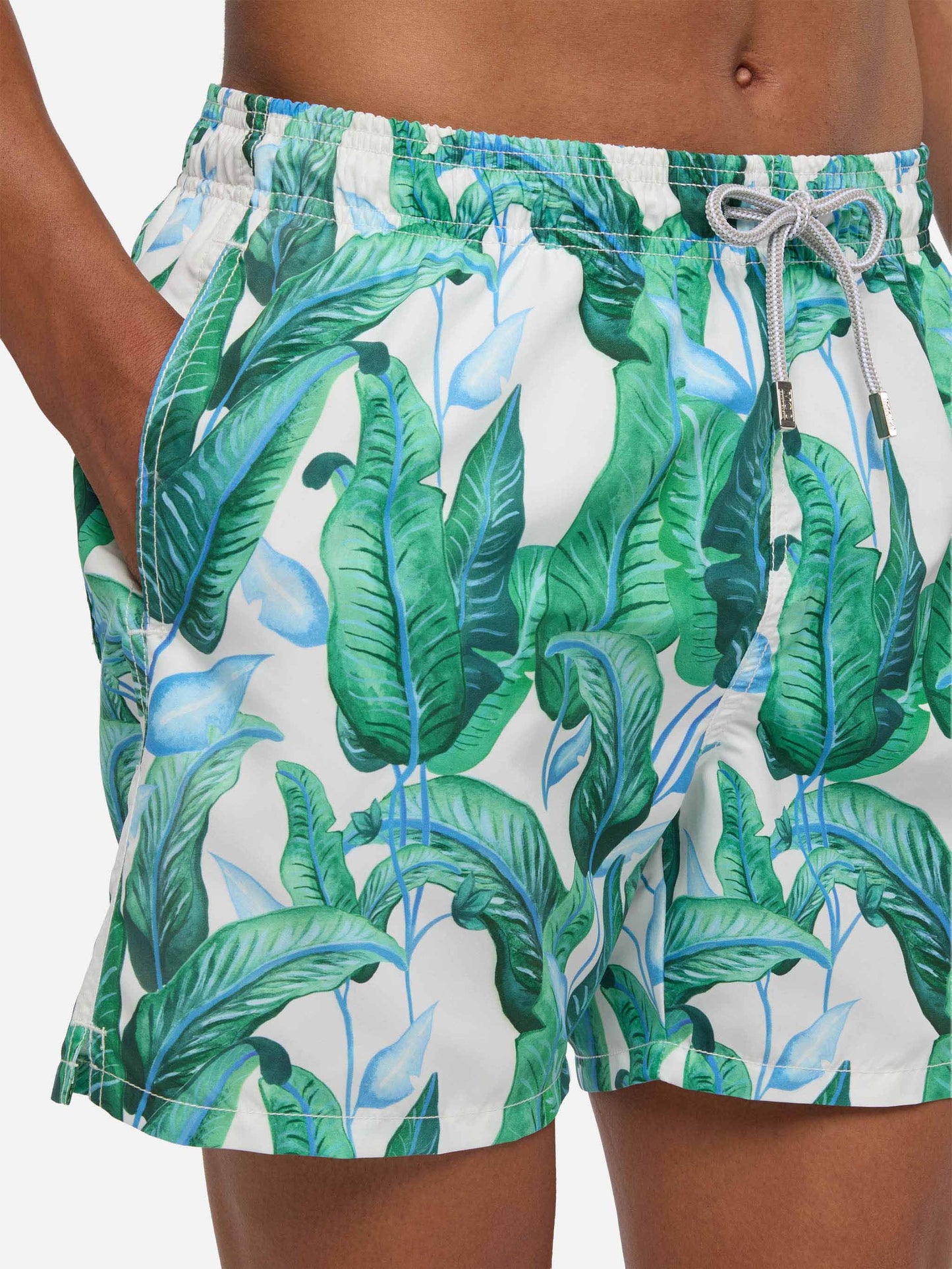 Mittellange Badeshorts mit tropischem Blätterprint