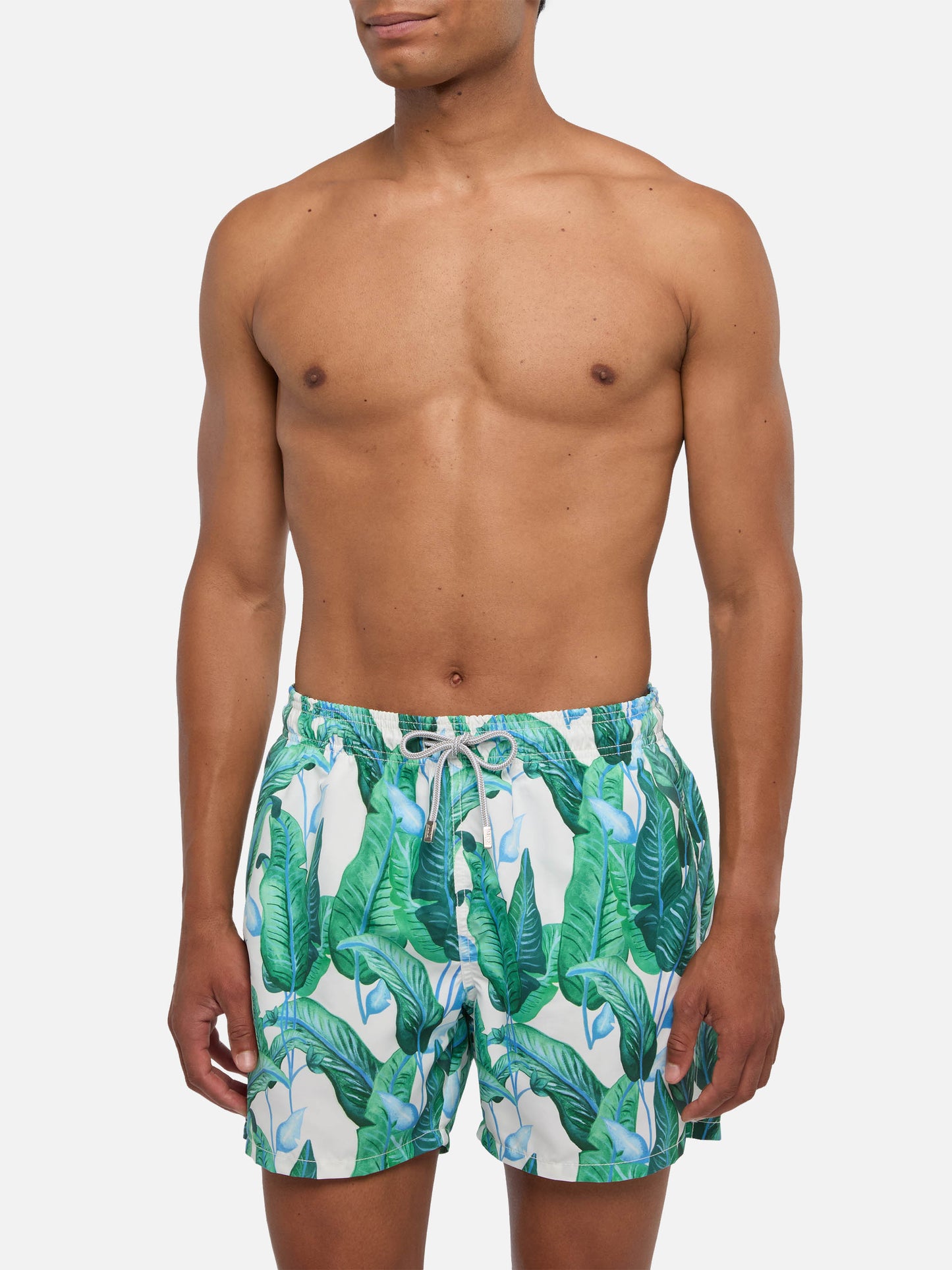 Mittellange Badeshorts mit tropischem Blätterprint