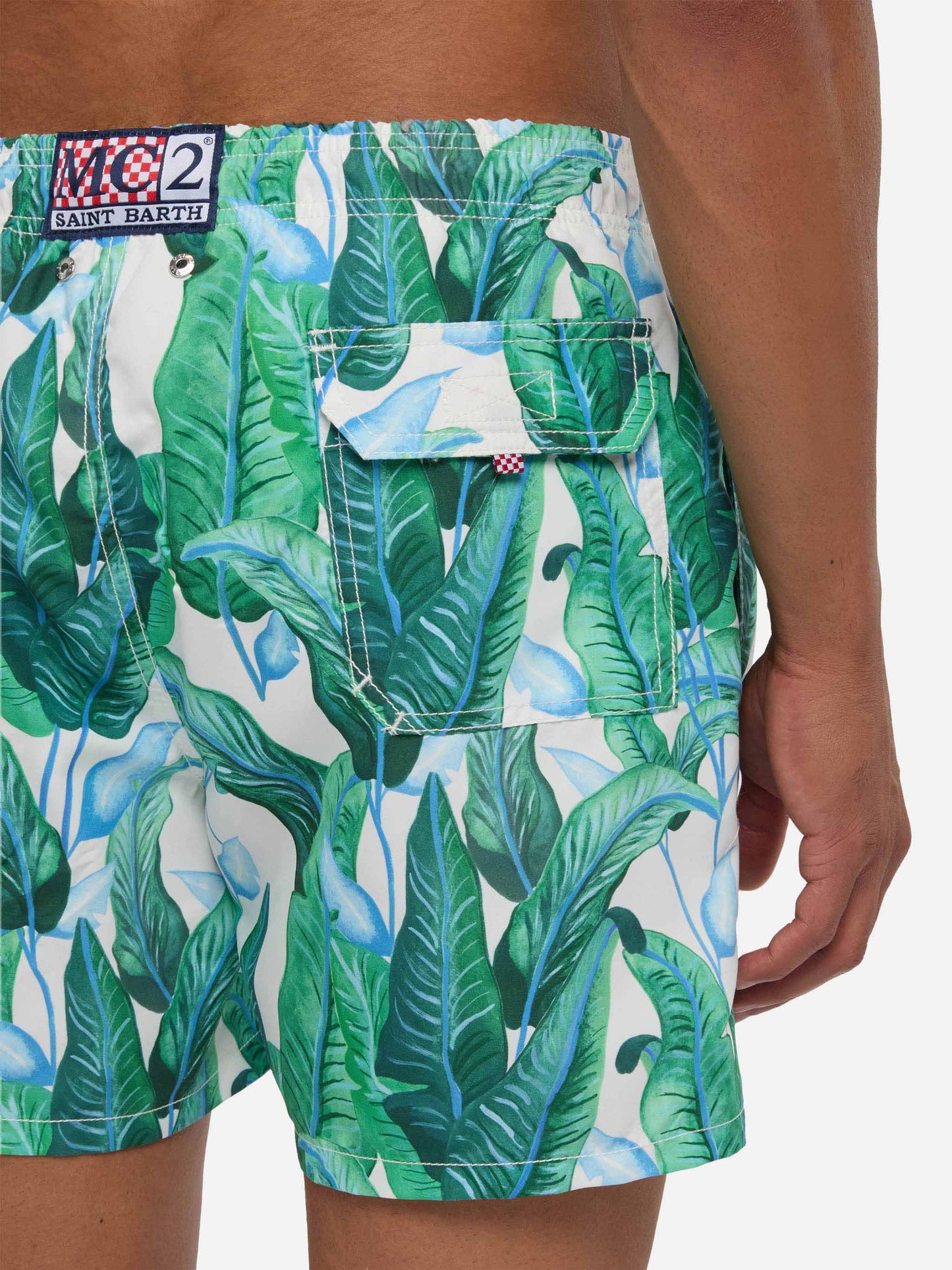 Mittellange Badeshorts mit tropischem Blätterprint