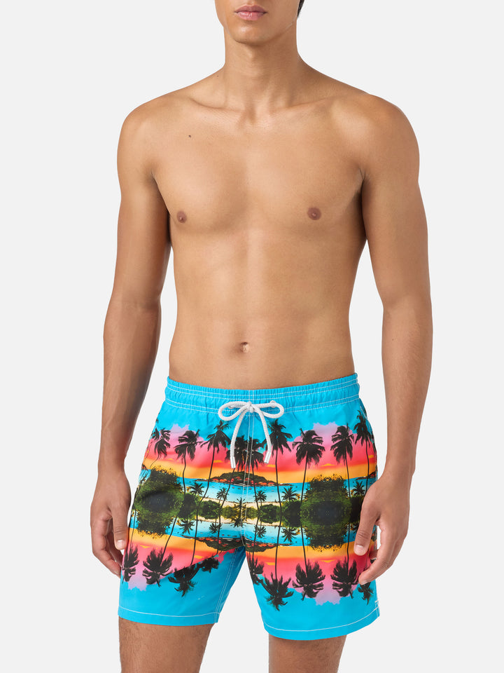 Badeshorts mit platziertem Gustavia-Palmenlandschafts-Print | Special Edition 