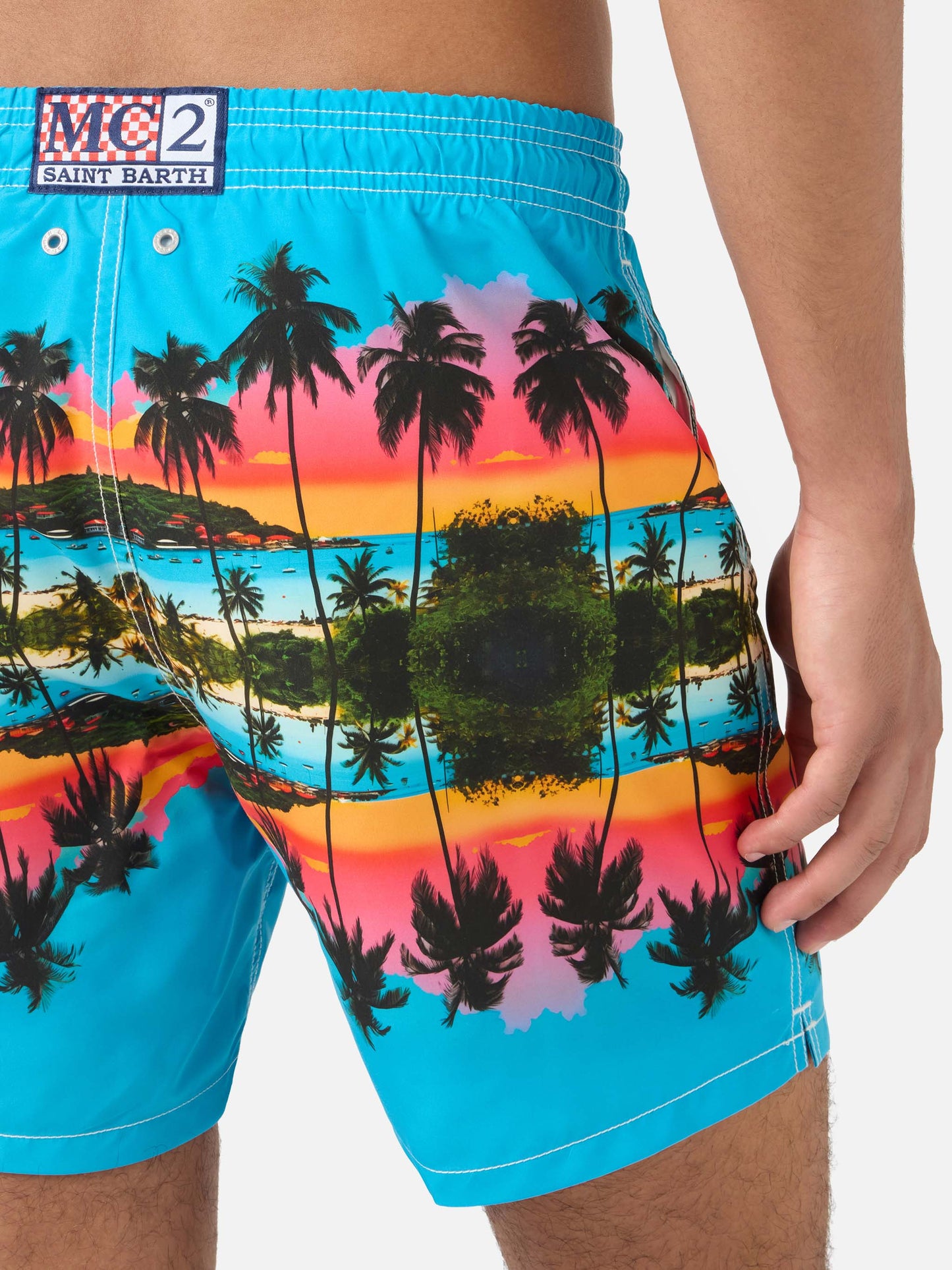 Badeshorts mit platziertem Gustavia-Palmenlandschafts-Print | Special Edition 