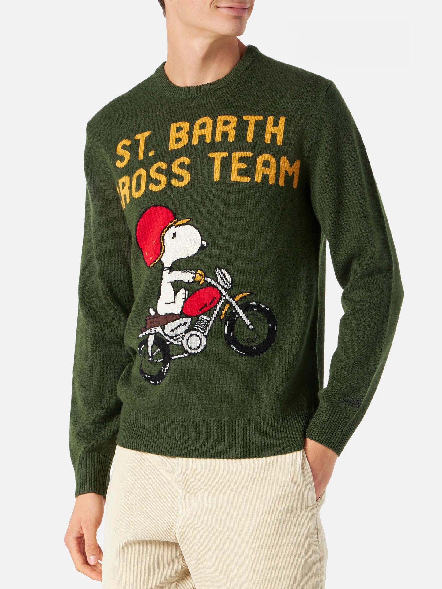 Man military green sweater with Snoopy print | PEANUTS™ SPECIAL EDITION
