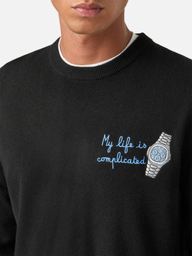 Black Heron Rundhalspullover aus einer leichten Woll- und Kaschmirmischung mit „My Life Is Complicated“-Stickerei 