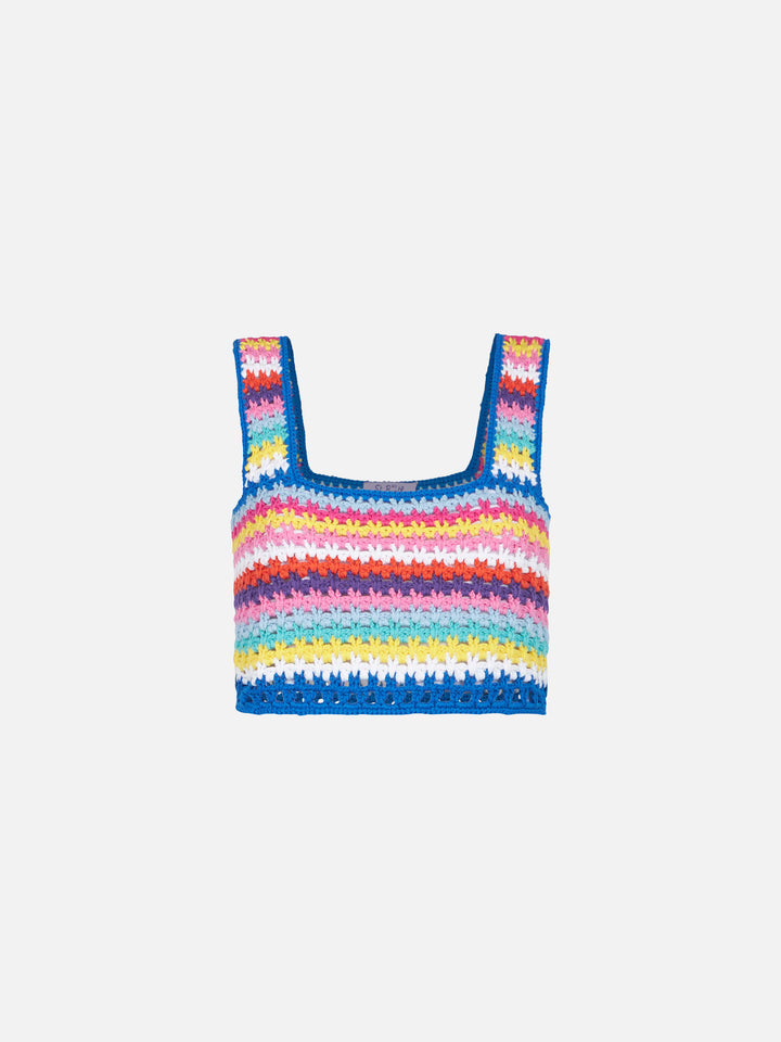 Top Halima de crochet multicolor sobre fondo bluette 