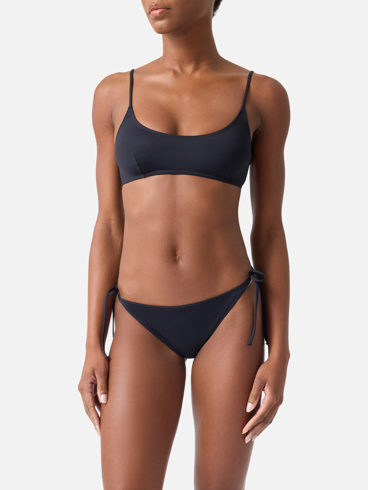 Bikini bralette negro Judy Virgo con lazadas 