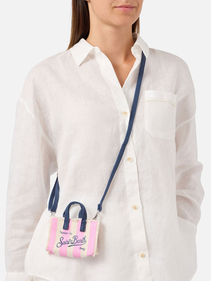 Llavero de tela a rayas con forma de mini bolso y logo bordado 