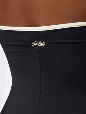 Costume intero Khyra String a fascia nero con dettagli a contrasto