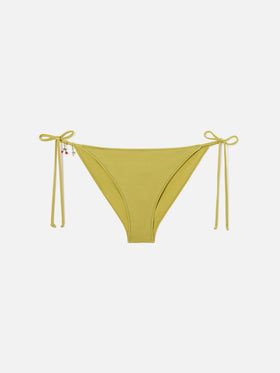 Bas de bikini classique Virgo en tissu vert pistache à finition brillante avec détails charms 